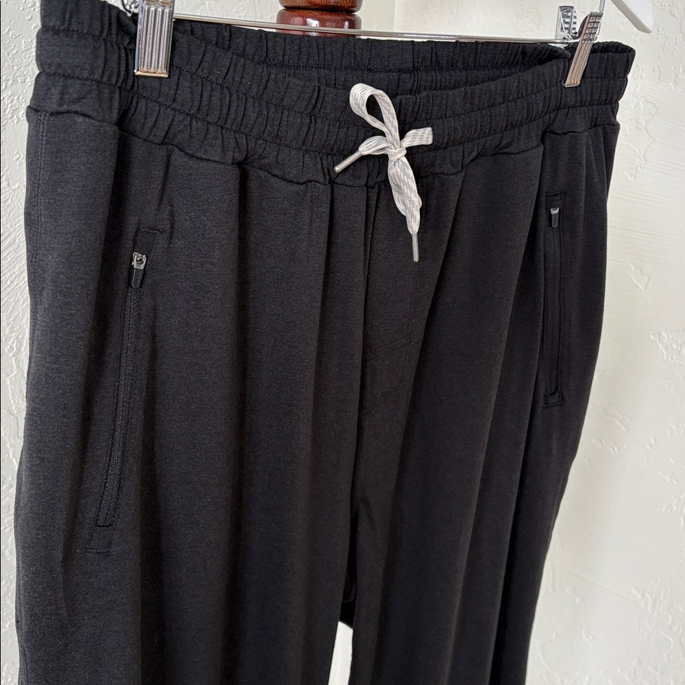 Men’s Vuori joggers. - Picture 5 of 12
